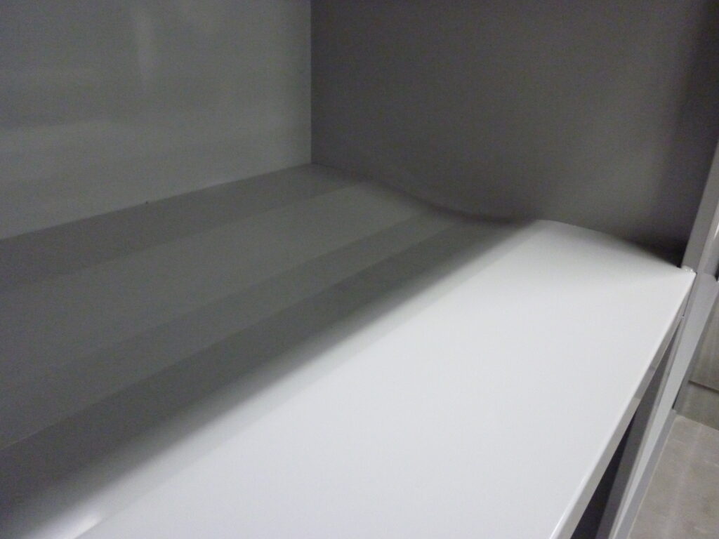 ホース収納棚板(転がり防止型)