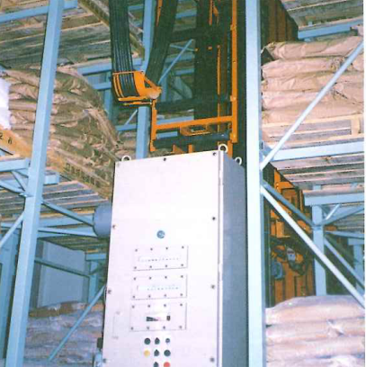 日本特殊塗料(株) 搭載制御盤と床上走行型クレーン