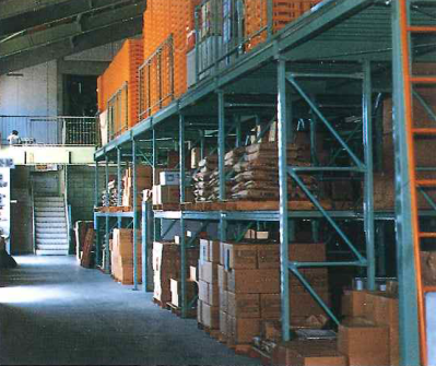 省スペースに有効な積層式物品棚