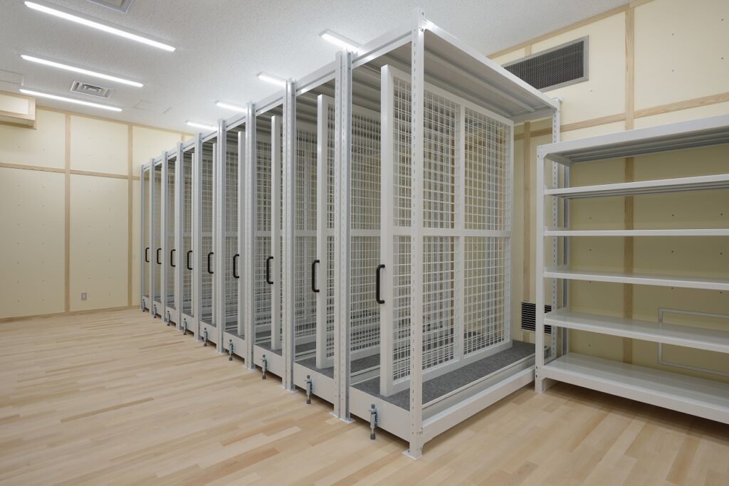picture rack wit caster, メッシュパネル付絵画ラック台車仕様