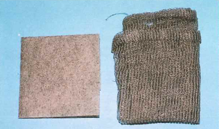 銀繊維混紡の不織布（左）とガーゼ（右）