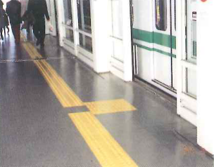 写真4：六甲ライナープラットホーム。車両のドアの部分のみが開き、転落事故を防ぐ。