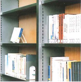 書架開口部分:支柱との一体パネル構造により独特の重厚感を創り出している。
