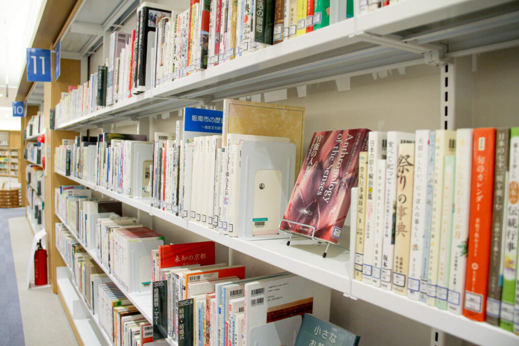 荒尾市立図書館 傾斜スライド棚