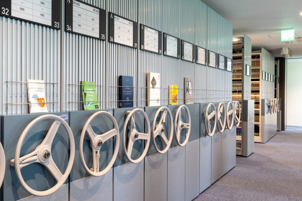 愛知大学,図書館,移動書架,ガルバリウム,図書展示,LED照明
