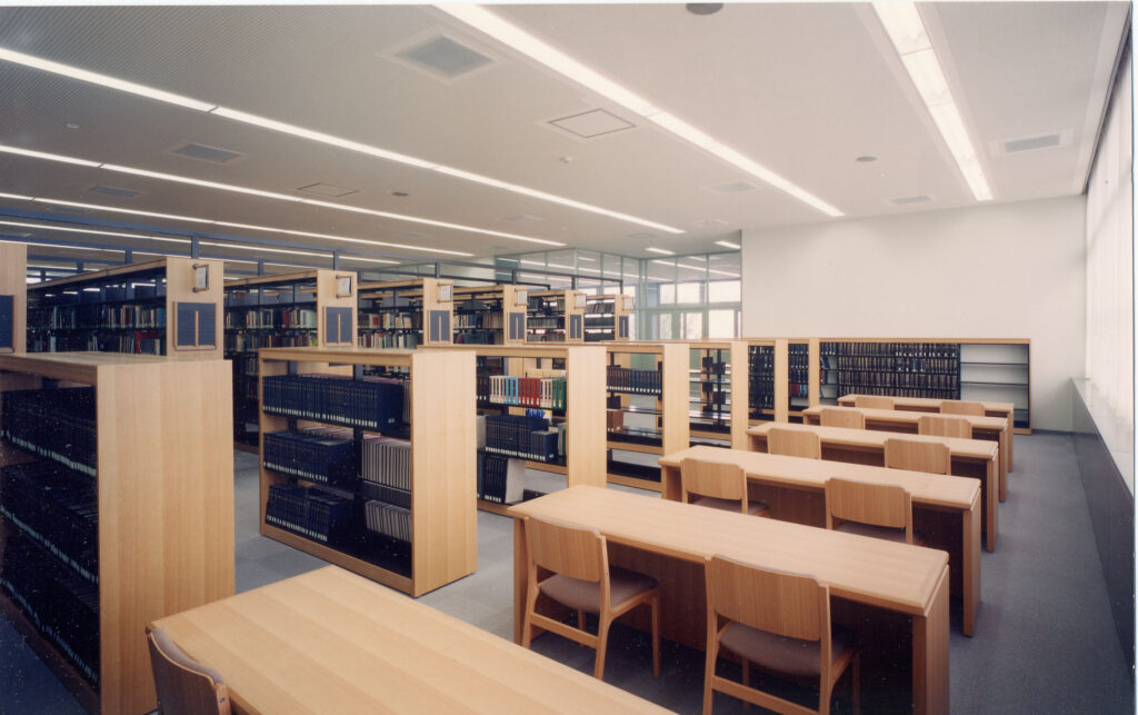 高崎経済大学附属図書館木金書架
