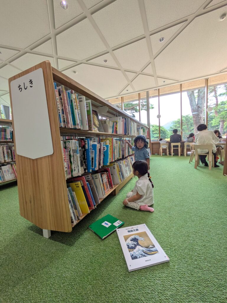 絵本を選ぶ子ども